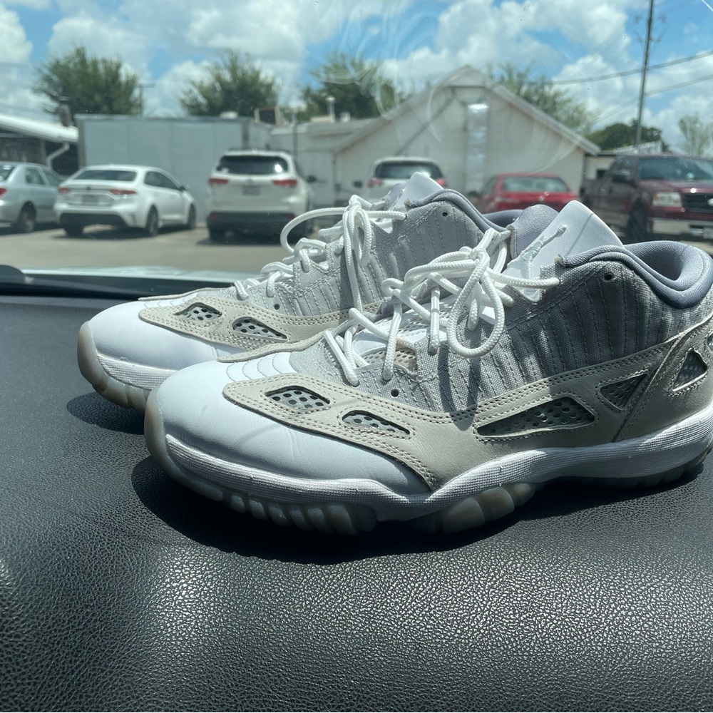 USED Jordan retro 11 low IE.